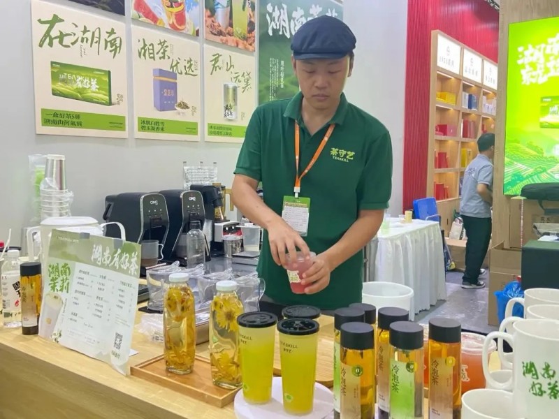 湘茶破圈年輕化：湖南茶博會(huì)上傳統(tǒng)茶企的“奶沫+跨界”突圍戰(zhàn)