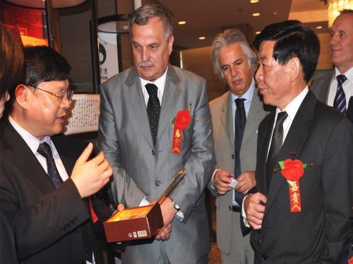 羅馬尼亞湖南黑茶推介會上，周重旺董事長在向客商介紹臻藏茯茶_副本